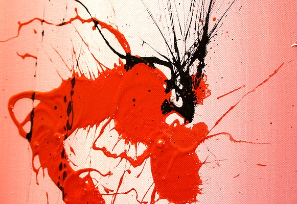 INGRANDIMENTO GETTO DI COLORE ROSSO E NERO