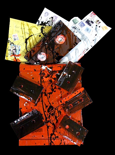SCULTURA CON CASSETTE DELLE LETTERE MODERNE