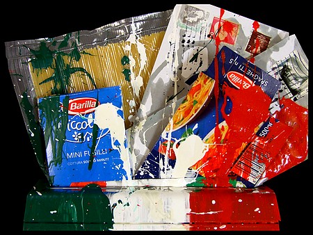 PARTICOLARE DELL'ACCUMULAZIONE MODERNA CON I PACCHI DI PASTA ITALIANA