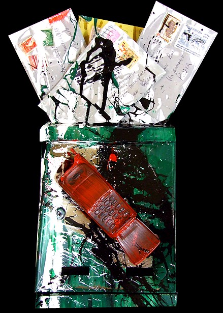 SCULTURA MODERNA CON TELEFONO CELLULARE SOPRA CASSETTA DELLE LETTERE