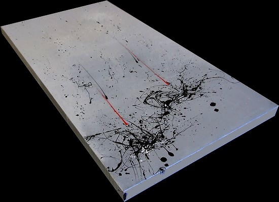 quadro moderno con sfondo grigio e macchie action painting dicolore nero