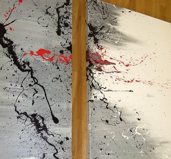 PARTICOLARE INGRANDIMENTO DEL GRANDE DIPINTO CON SFONDO BIANCO E LANCIO DI COLORE NERO E ROSSO