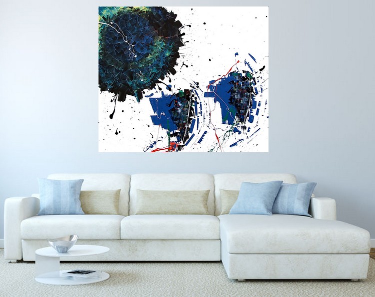 I QUADRI ASTRATTI DI PITTORI FAMOSI E QUOTATI, IN UN SOGGIORNO MODERNO CON DIVANO IN TESSUTO BIANCIO, CUSCINI IN COTONE AZZURRO E CREMA E TAVOLINO TONDO MODERNO IN VETRO SABBIATO
