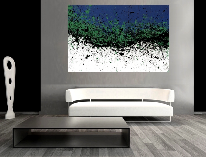 I QUADRI MODERNI DEL PITTORE GOA AMBIENTATI IN UNA SALA MODERNA CON DIVANO BIANCO E LAMPADA A PIANTANA A FORMA DI FOGLIA SU PARETE INTONACATA GRIGIA