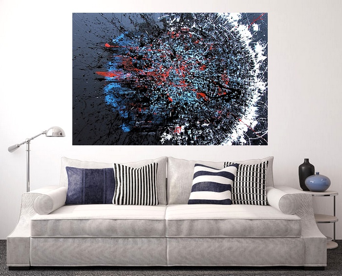 I QUADRI ASTRATTI DI PITTORI QUOTATI, IN UN SOGGIORNO MODERNO CON DIVANO IN TESSUTO GRIGIO SCURO, TAVOLINO LACCATO BIANCO LUCIDO E PIANTANA CON STRUTTURA IN METALLO