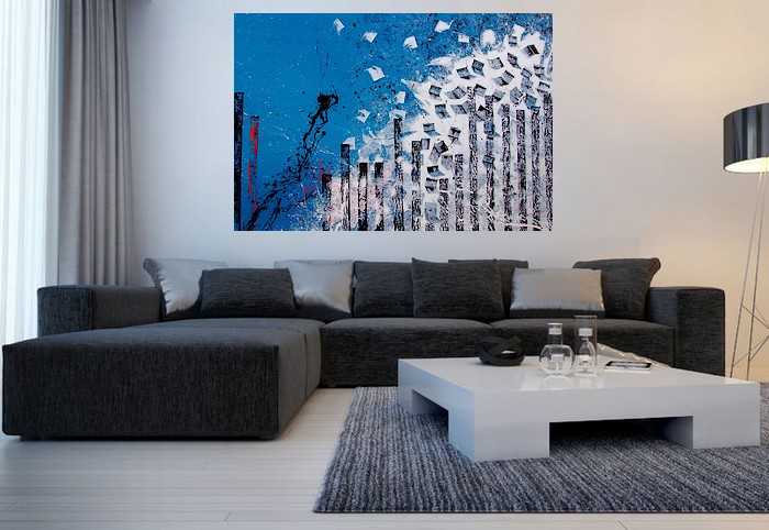 I QUADRI ASTRATTI DELL'ARTISTA SARDO GOA IN UN SOGGIORNO MODERNO CON DIVANO IN TESSUTO GRIGIO SCURO, TAVOLINO LACCATO BIANCO LUCIDO E PIANTANA CON STRUTTURA IN METALLO