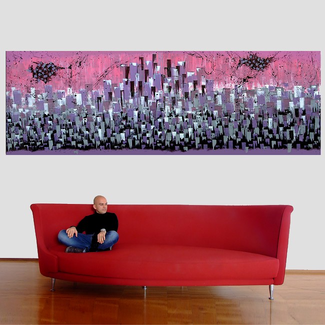 L'artista Goa in un divano rosso con sopra un quadro enorme, gigante realizzato su commissione dimensioni cm.400x130, 4 metri raffigurante la città di New York city. Il dipinto si intitola Vanityfair