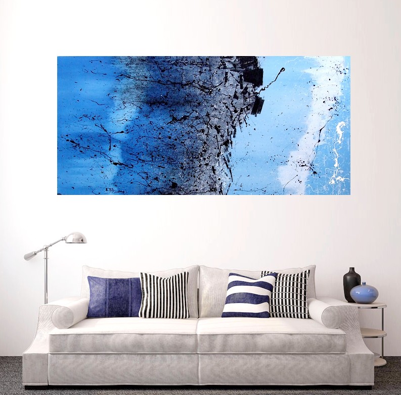 NELLA STANZA MODERNA UN DIVANO IN STILE CLASSICO IN TESSUTO CHIARO COLOR ECRU' CON CUSCINI A RIGHE CELESTI E BLU, UNA LAMPADA A PINATANA BIANCA ED IL QUADRO AZZURRO, CELESTE, BLU E NERO