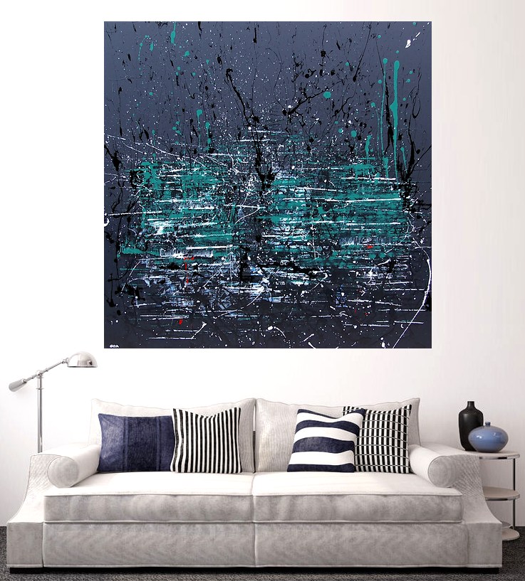 NELLA STANZA MODERNA UN DIVANO IN STILE CLASSICO IN TESSUTO CHIARO COLOR ECRU' CON CUSCINI A RIGHE CELESTI E BLU ED IL QUADRO DEL BUDDHA APPESO ALLA PARETE BIANCA
