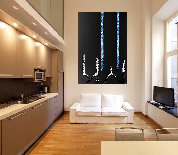 IN UNA CUCINA ULTRA MODERNA IL DIPINTO FIRMATO PITTORE GOA SOPRA AD UNA PARETE BIANCA. IL QUADRO REALIZZATO SU SFONDO NERO OPACO CON DUE LINEE COLOR AZZURRO CIELO E SCRITTE LINEARI BIANCO E NERE SIMBOLEGGIANTI LA SCRITTA NEW YORK
