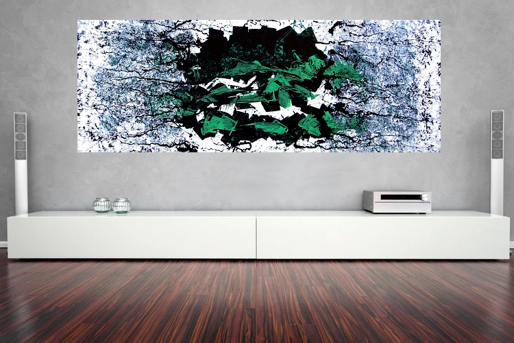 UNA GRANDE SALA LINEARE, UN SALOTTO ULTRA MODERNO CON UN PAVIMENTO IN PARQUET COLOR ROVERE, UNA MADIA COLOR BIANCO SPACE AGE, ED UNA PARETE COLO GRIGIO CON APPESO AL MURO IL QUADRO DEL PITTORE GOA DAL TITOLO VIVERE PER VIVERE
