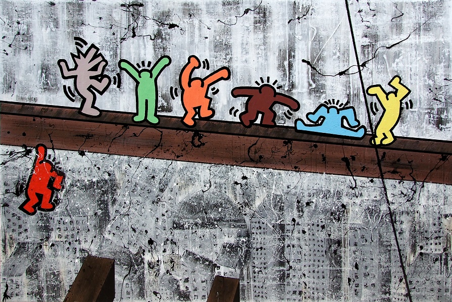Una tela di grandi dimensioni cm.150x100 realizzata su commissione, un quadro astratto omaggio all'eccentrico pittore artista Keith Haring. Una serie di omini colorati danza e balla sopra una copia della famosa fotografia storica degli operai che pranzano sopra una trave di acciaio che sovrastra la città ed i grattacieli di New York