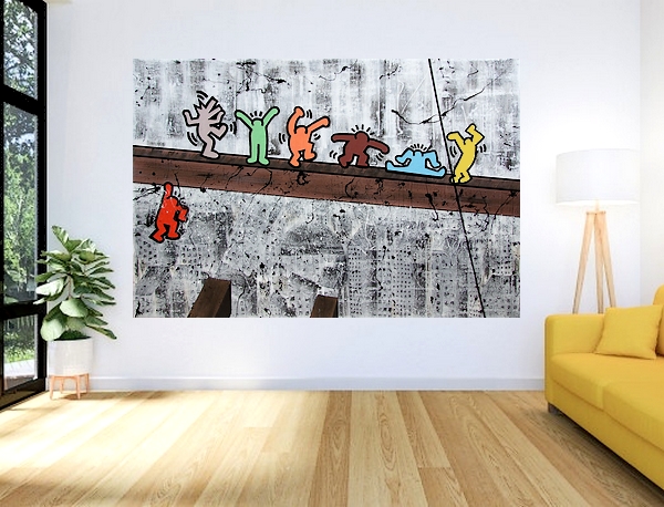 IN UNA STANZA CON UNA GRANDE VETRATA CON UN INFISSO IN ALLUMINIO NERO, UN PAVIMENTO IN PARQUET CHIARO ED UN DIVANO MODERNO COLOR GIALLO, UN GRANDE QUADRO MODERNO DIPINTO DAL PITTORE GOA APPESO ALLA PARETE BIANCA. IL QUADRO VUOL ESSERE UN OMAGGIO AL PITTORE KEITH HARING ED ALLA FOTOGRAFIA STORICA CON GLI OPERAI CHE PRANZANO SULLA TRAVE DI ACCIAIO CHE SOVRASTA LA METROPOLI DI NEW YORK