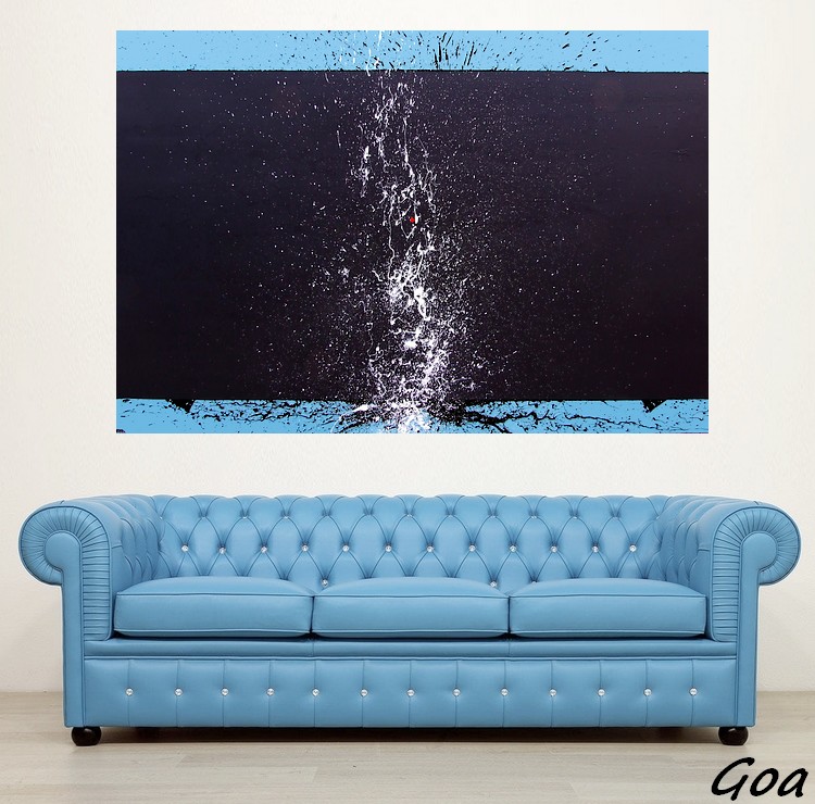 IN UNA STANZA, UN ELAGANTE DIVANO CHESTERFIELD DI LUSSO IN PELLE CELESTE SOPRA AD UN PAVIMENTO IN TAVOLE DI LEGNO PARQUET DOGATE COLOR ACERO CHIARO E SULLA PARETE BIANCA APPESO UN QUADRO MODERNO DEL PITTORE GOA COLOR CELESTE, AZZURRO, GIALLO, AMARANTO ED ACTION PATINING COLOR NERO
