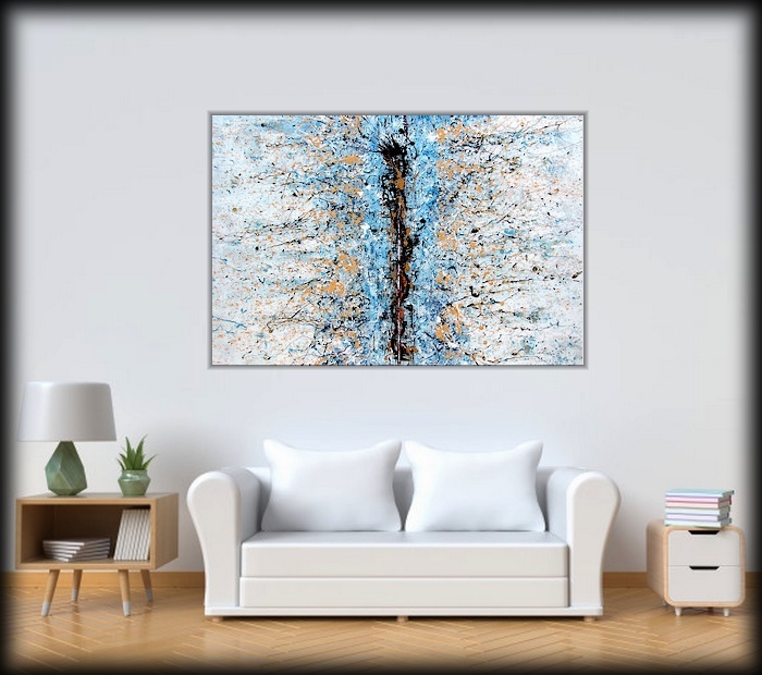 Il quadro del maestro Goa appeso al muro di una parete bianca con un arredamento moderno ed un divano elegante bianco con cuscini bianchi, un parquet colore acero chiaro, una lampada con paralume ed un vaso di fiori verde giada