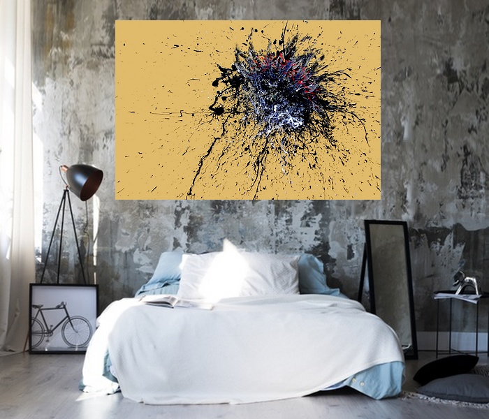 I quadri moderni del pittore Goa appesi in questa parete grigio cemento in una camera da letto moderna con pareti scure, letto con lenzuola bianche ed azzurre, lampada a piantana nera con struttura in ferro satinato, parquet grigio chiaro