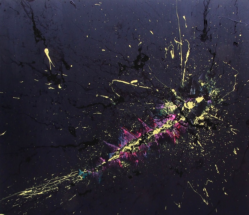 In questo quadro dipinto dal maestro Goa, si affronta il tema della conoscenza umana che irrompe mediante un action painting giallo, dentro ad un universo color nero opaco che simboleggia il confine della nostra coscienza