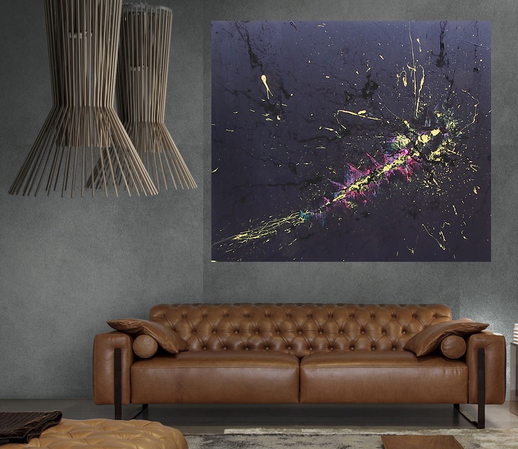 UN ELAGANTE DIVANO STILE CHESTERFIELD COLOR CREMA IN UN SALOTTO MODERNO CON PARETI GRIGIO CEMENTO, LAMPADARIO IN CANNE MARRONI E UN QUADRO ASTRATTO STILE PITTORE GOA CON SFONDO NERO OPACO, ACTION PAINTING COLORER GIALLO ACCESO E SFUMATURE DI COLORE MAGENTA