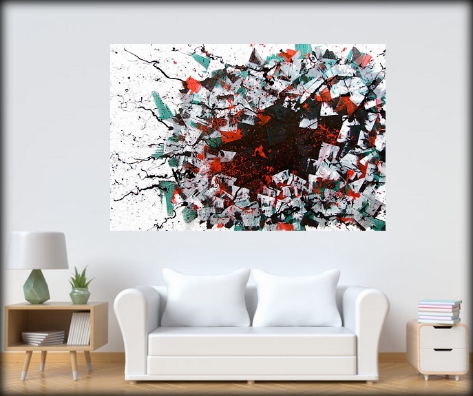 Quadro astratto dipinto dal maestro Goa appeso in una parete color bianco, in una sala moderna con un divano in pelle sintetica con cuscini bianchi, un parquet colore acero chiaro, un comodino con una lampada verde giada e cappello bianco
