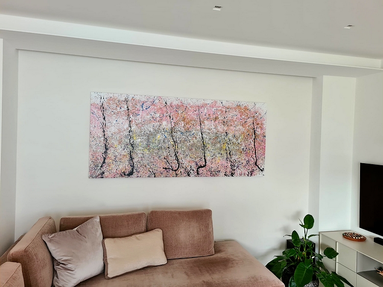 Il quadro Campo di grano, dell'artista Goa, appeso ad una parete sopra ad un divano chesterfield in pelle color azzurro celeste