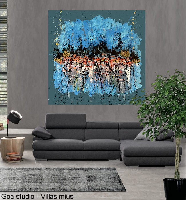 Il quadro dell'artista Goa appeso alle pareti color grigio di un salotto moderno con divano in tessuto, una sedia in pelle nera e un tavolino tondo in legno d'acero chiaro
