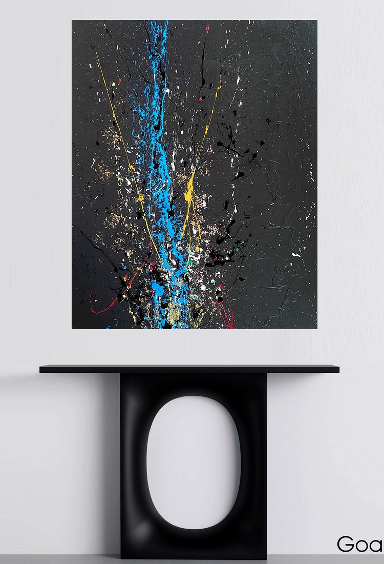 Il quadro dell'artista Goa appeso ad una parete color grigio chiaro sopra ad una consolle di design moderno color nero lucido