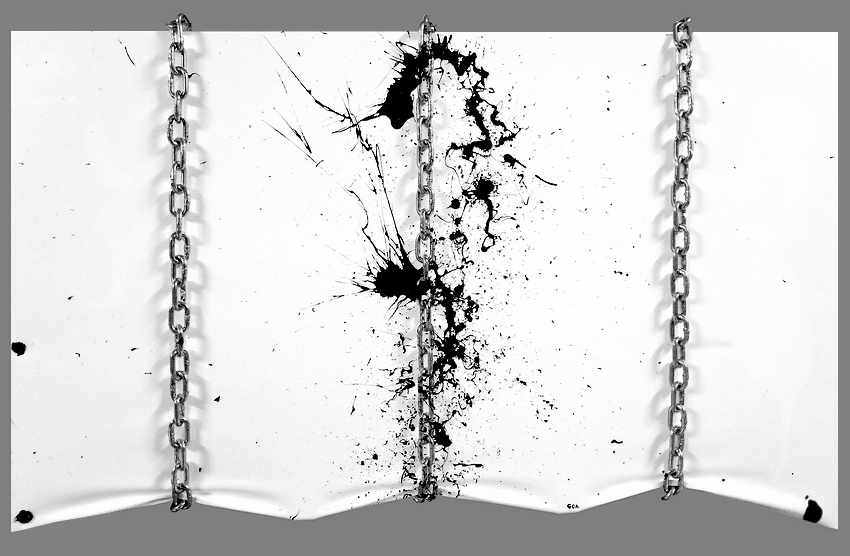 QUADRO MODERNO ACCUMULAZIONE SU TELA DIPINTO CON LA TECNICA DELL'ACTION PAINTING. QUESTA ACCUMULAZIONE SU TELA SI MANIFESTA IN UN PERIODO DELLA MIA CARRIERA ARTISTICA DAVVERO PARTICOLARE, UN  PERIODO DOVE NON RIESCO A TROVARE LO STIMOLO E LA FORZA DI IMPRIMERE SULLA TELA IL COLORE. HO UN RIFIUTO A PRENDERE IL PENNELLO IN MANO PER DIPINGERE SOPRA AL QUADRO. E' ARRIVATA COSI' L'ISPIRAZIONE DELLE CATENE: IMPACCHETTARE IL QUADRO IMPRIGIONANDOLO CON DELLE CATENE DI FERRO ZINCATO, E LIMITANDOMI AD IMPRIMERE POCHISSIMO COLORE SULLA TELA ED ESCLUSIVAMENTE IMPRIMENDOLO MEDIANTE LANCI MIRATI DI COLORE SENZA ASSOLUTAMENTE TOCCARE LA TELA COL PENNELLO. AD OGGI NON RIESCO ANCORA IN GRADO DI DECIFRARE QUESTA ISPIRAZIONE. SONO IO CHE MI STO RIBELLANDO ED IMPRIGIONO L'ARTE CON LE CATENE O E' L'ARTE CHE STA CONTINUANDO AD IMPRIGIONARE ME, LA MIA VITA, IL MIO ESSERE? IN CATENE...