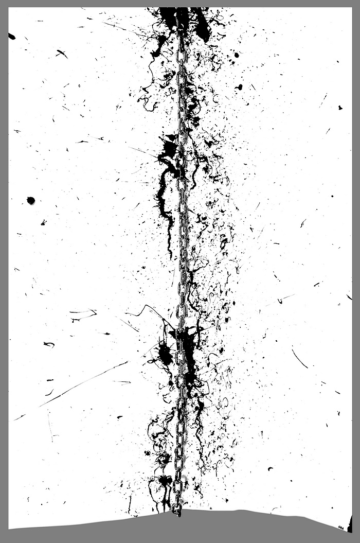 ACCUMULAZIONE MODERNA SU TELA SU TELAIO IN LEGNO CM.150X100, REALIZZATA CON CATENA IN FERRO ZINCATO, ACTION PAINTING DI COLORE NERO, DOPPIA TELA INCERNIERATA.