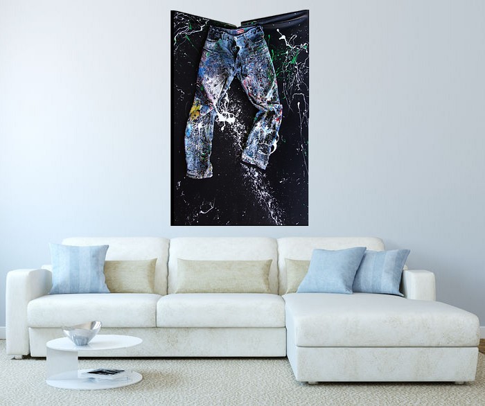 I quadri astratti del pittore Goa con accumulazione di jeans in questo arredamento soft color bianco e azzurrino azzurro con divano pouff e cuscini