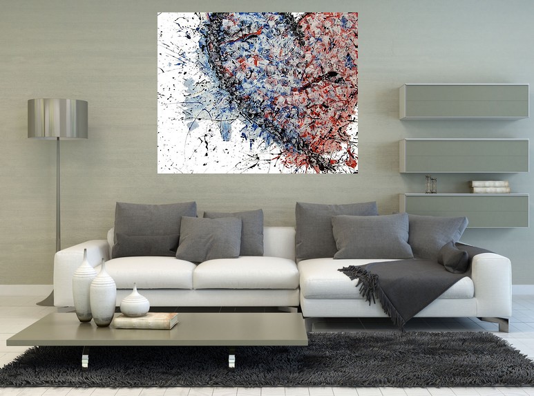 Il dipinto col cuore ambientato in una sala moderna con divano bianco e cuscini grigio scuro e piantana in acciaio