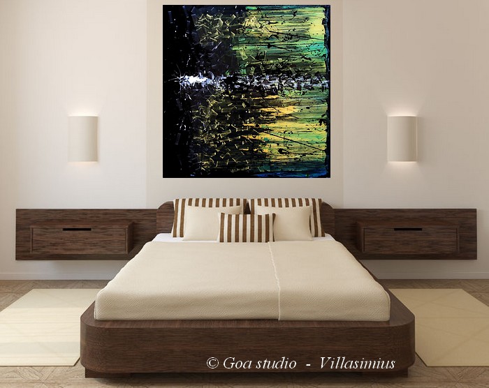 IN QUESTA BELLISSIMA CAMERA DA LETTO MATRIMONIALE MODERNA IN LEGNO CHIARO é APPESO UN QUADRO DI GOA QUADRATO CON SFONDO COLOR NERO GIALLO E BLU