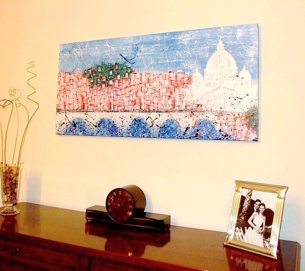 il quadro astratto con una veduta di Roma inserito in un ambiente di un soggiorno con un mobile classico