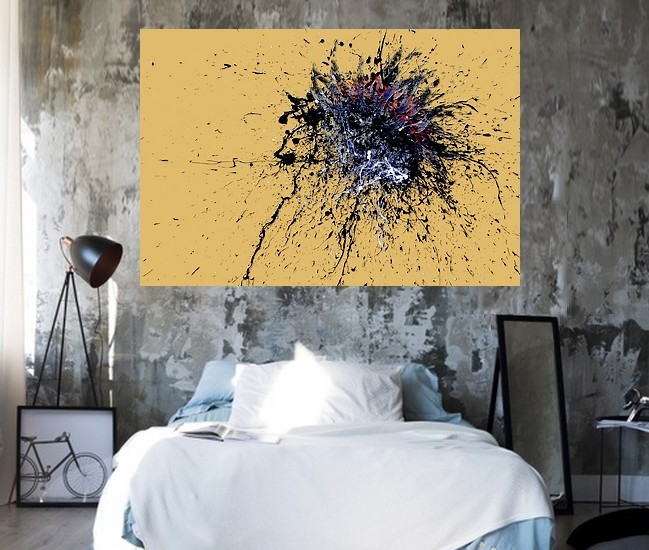 Il quadro astratto del maestro Goa dal titolo Fuggire dal nulla, in una parete di una camera da letto moderna colo grigio scuro, con un bel letto matrimoniale con lenzuola e cuscini bianchi