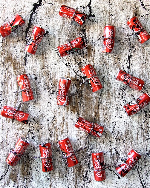 ACCUMULAZIONE MODERNA CON MANETTE E LATTINE DI COCACOLA
