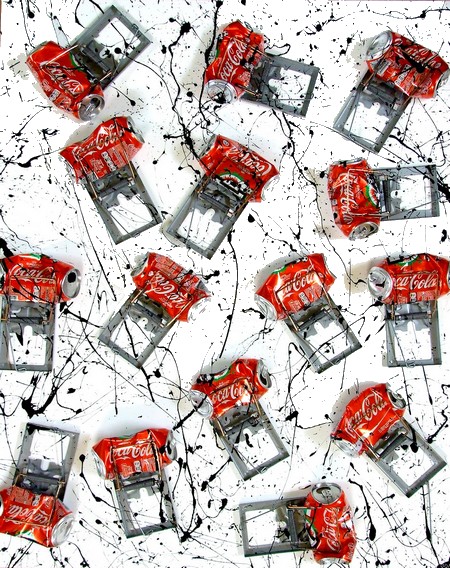 QUADRI ASTRATTI, ACCUMULAZIONE SU TELA CON LATTINE RICICLATE DI COCA COLA MONTATE SU TELA COLOR BIANCO E ACTION PAINTING COLORE NERO