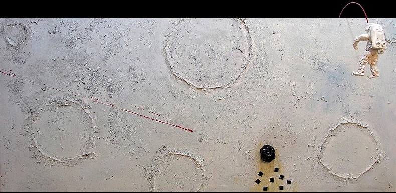 QUADRI ASTRATTI SU TELA CON IL SUOLO LUNARE I CRATERI E UN CUBO NERO CON UN MESSAGGIO CRIPTATO, DAL TITOLO "HOUSTON ABBIAMO UN PROBLEMA"