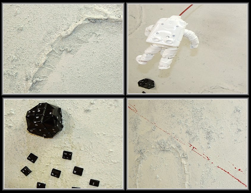IL QUADRO RAFFIGURA LO SBARCO SULLA LUNA SI VEDONO ASTRONAUTA, CRATERI LUNARI E CUBO CON CODICE CIFRATO