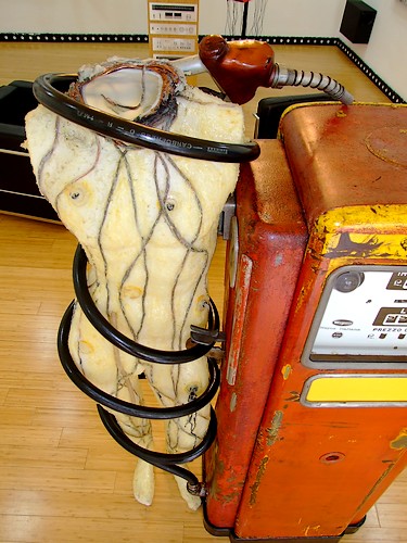 DETTAGLIO DELLA SCULTURA CON LA POMPA DI BENZINA ANNI 50