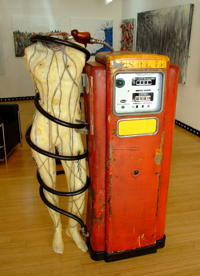 SCULTURA MODERNA REALIZZATA CON UNA POMPA DI BENZINA WAYNE COLORE ROSSO ANNI 50