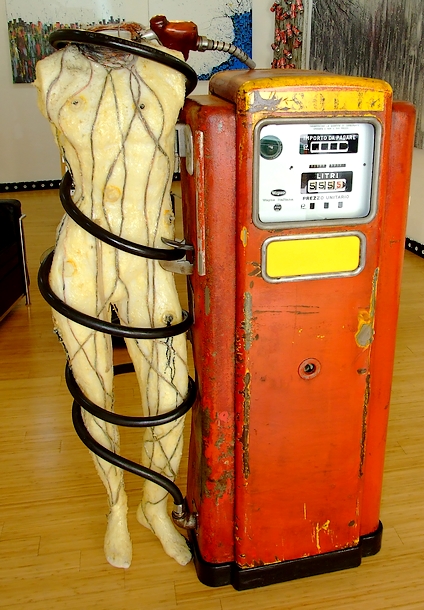 MODERNA REALIZZATA CON UNA POMPA DI BENZINA ANNI 50 DI COLORE ROSSO E GIALLO