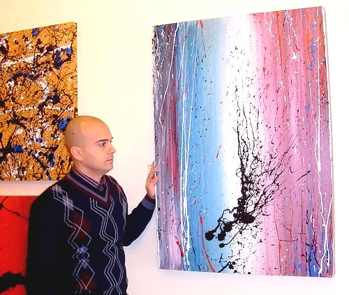 L'ARTISTA GOA ACCANTO AL DIPINTO DRIPPING DAL TITOLO LA TERZA ALLUCINAZIONE