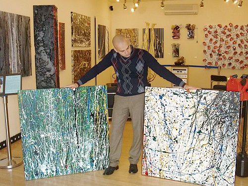 IL PITTORE GOA NEL SUO STUDIO A VILLASIMIUS CON I 2 QUADRI DELLA COLLEZIONE ANNO 2007