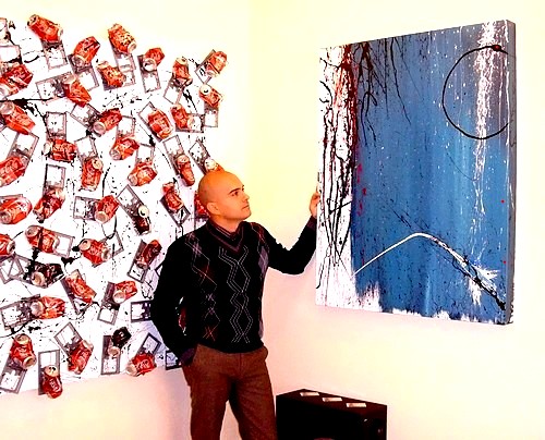 L'ARTISTA GOA VICINO AL DIPINTO "YIN E YANG"