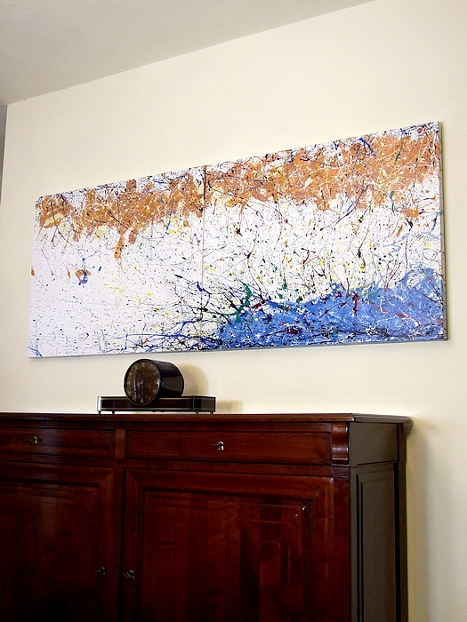 IL GRANDE QUADRO AMBIENTATO IN UN SALOTTO CON MOBILI CLASSICI