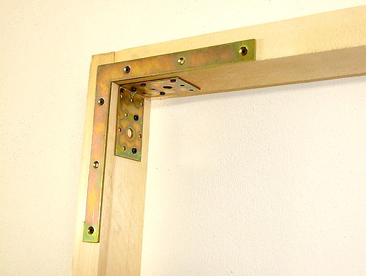 RINFORZI DEL LEGNO CON ROBUSTE STAFFE